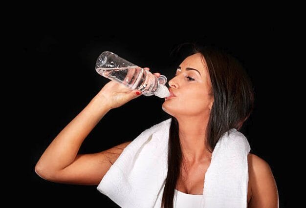 Wie viel Wasser trinken beim Sport für optimale Leistung.